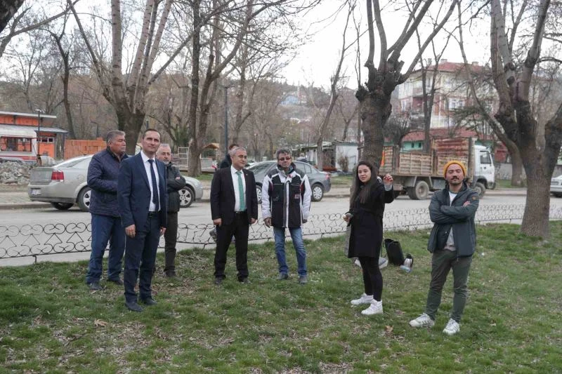 Ressam Ahmet Yakupoğlu Parkı’ndaki çalışmaları inceledi
