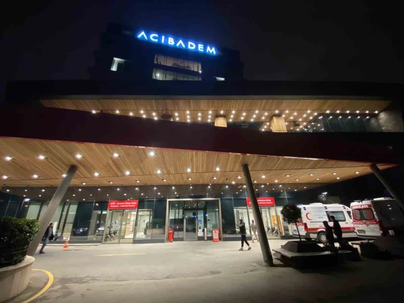 Sahnede fenalaşan oyuncu Haluk Bilginer hastaneye kaldırıldı, sanatçının müşahede altında olduğu ve genel durumunun iyi olduğu öğrenildi.
