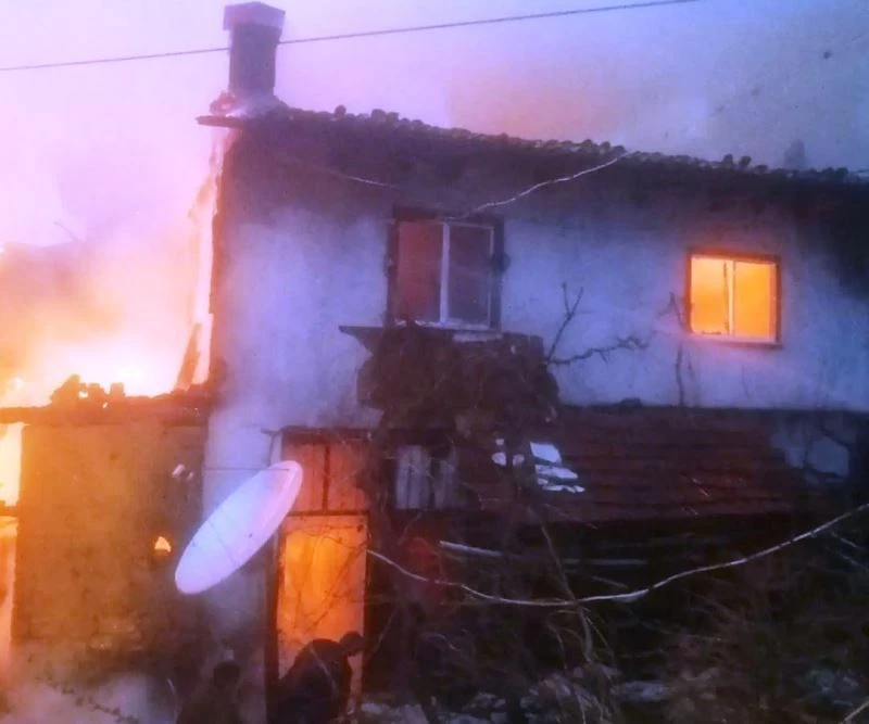 Simav’da çıkan yangında iki ahşap ev tamamen yandı
