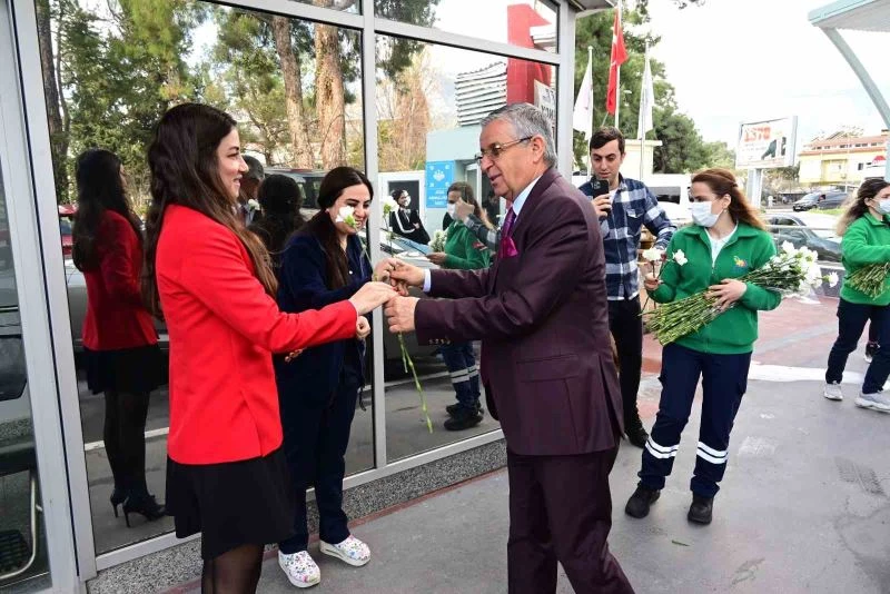 Başkan Topaloğlu’ndan sağlık çalışanlarına karanfil
