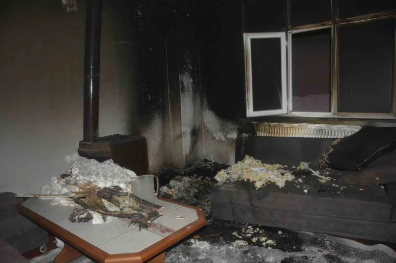 Sobadan çıkan kıvılcım evi yaktı
