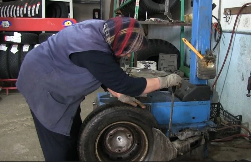 83 yaşındaki Vesile Teyze ’Oto Lastik Tamirciliği’ mesleğini gelinine devretti
