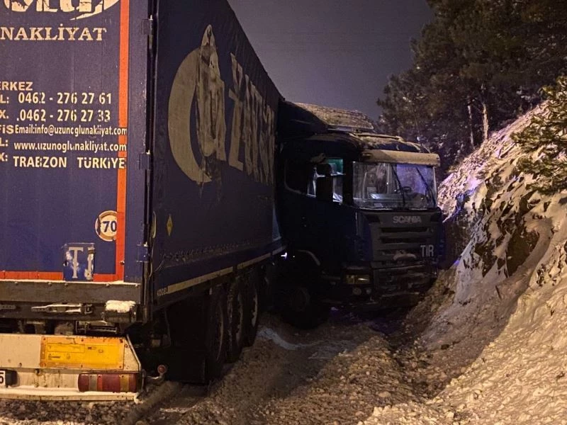 Kar kaza getirdi, tır toprak zemine çarparak durabildi: 1 yaralı

