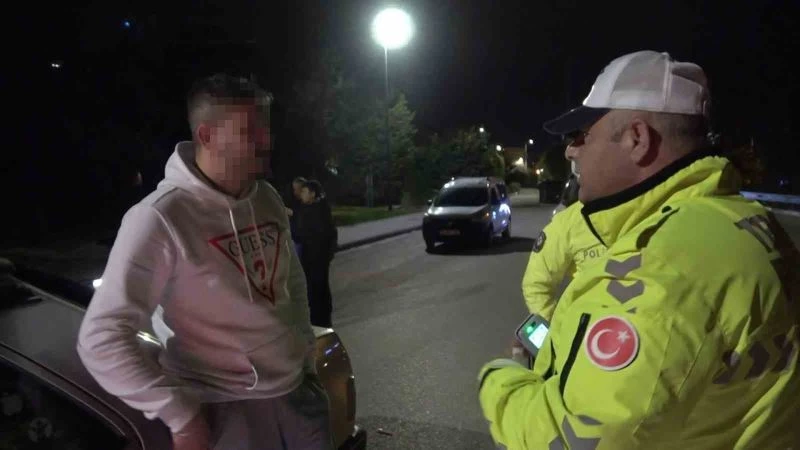 Alkollü sürücü uzatılan alkolmetreyi üflemek yerine yutmaya çalıştı
