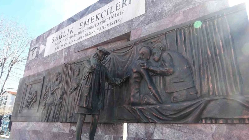 Muğla’da Tıp Bayramı’nda ’Sağlık Emekçileri’ heykeli açıldı
