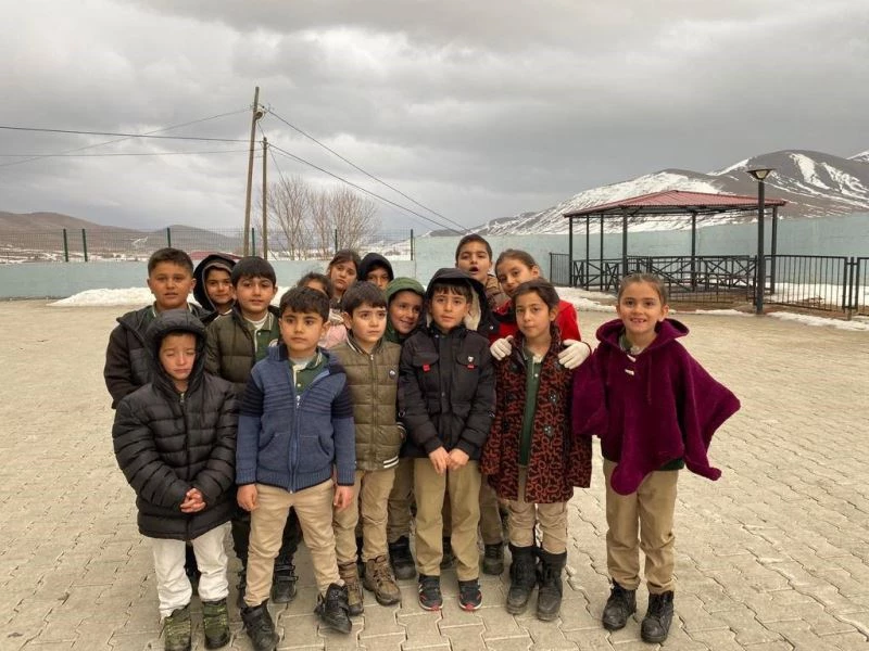 Köy okulunun minikleri Milli Eğitim Müdürüne seslendiler: 