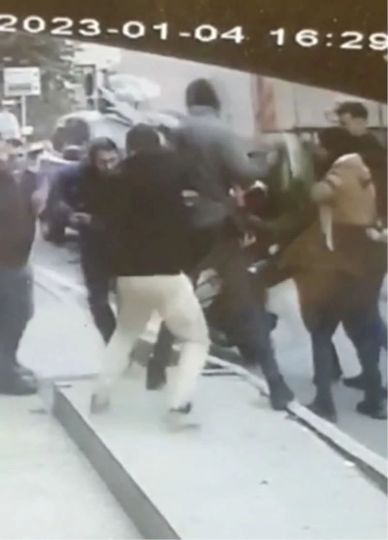 İstanbul’da trafik tartışması sonrası kavga kamerada: Baskına gelip bıçaklandılar
