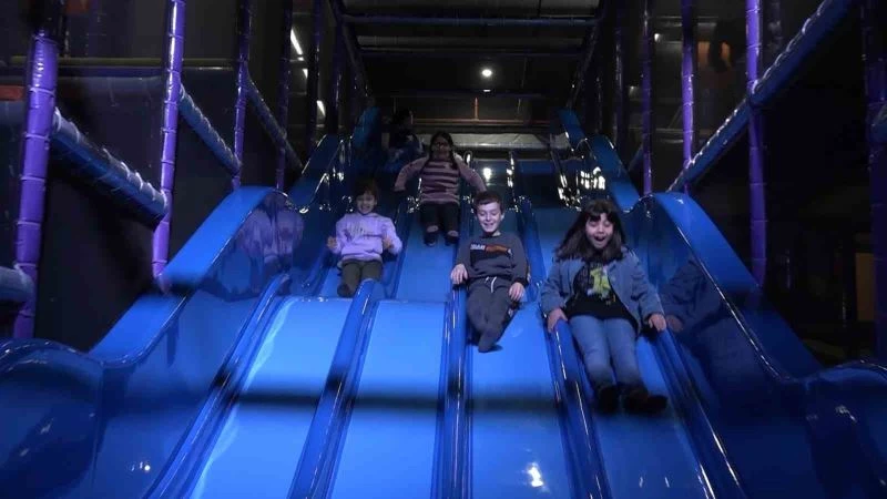 Oyun parkına getirilen depremzede çocuklar, gönüllerince eğlendi
