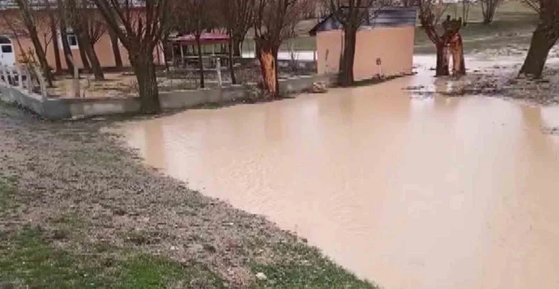 Sivas’ta tarım arazileri ve bahçeler sular altında kaldı
