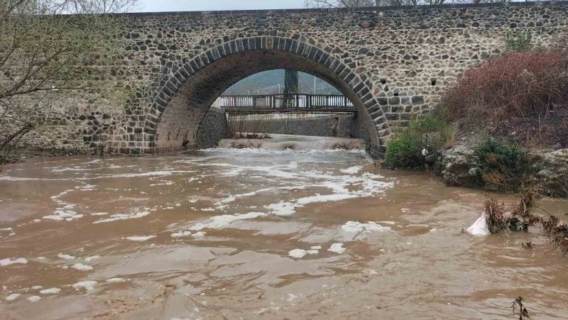 Kurumaya yüz tutan Sabun Çayı yağışlarla coştu