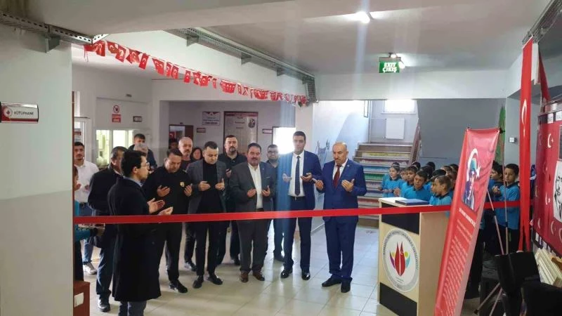 Şehidin fotoğraf sergisi adının verildiği okulda açıldı
