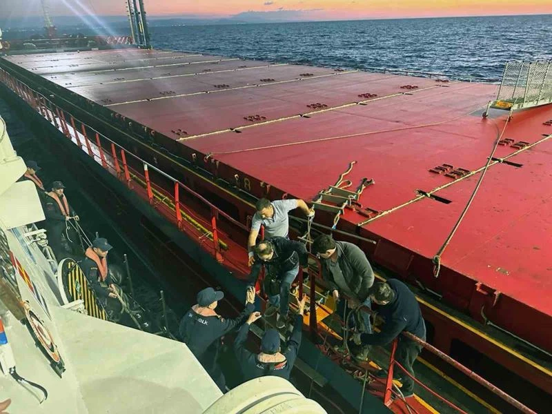 Ticari gemide rahatsızlanan vatandaşa tıbbi tahliye
