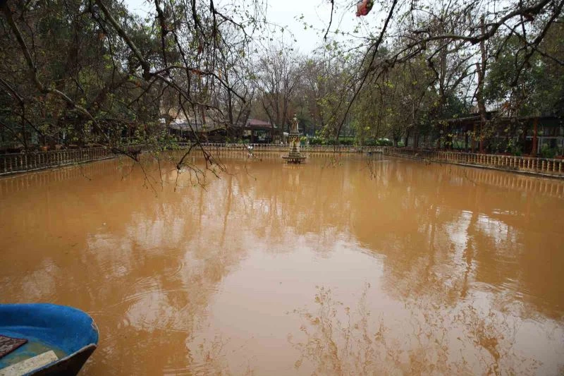 Selin vurduğu Balıklıgöl çamurla kaplandı
