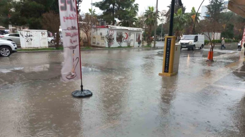 Kızıltepe’de 30 dakikada caddeler göle döndü
