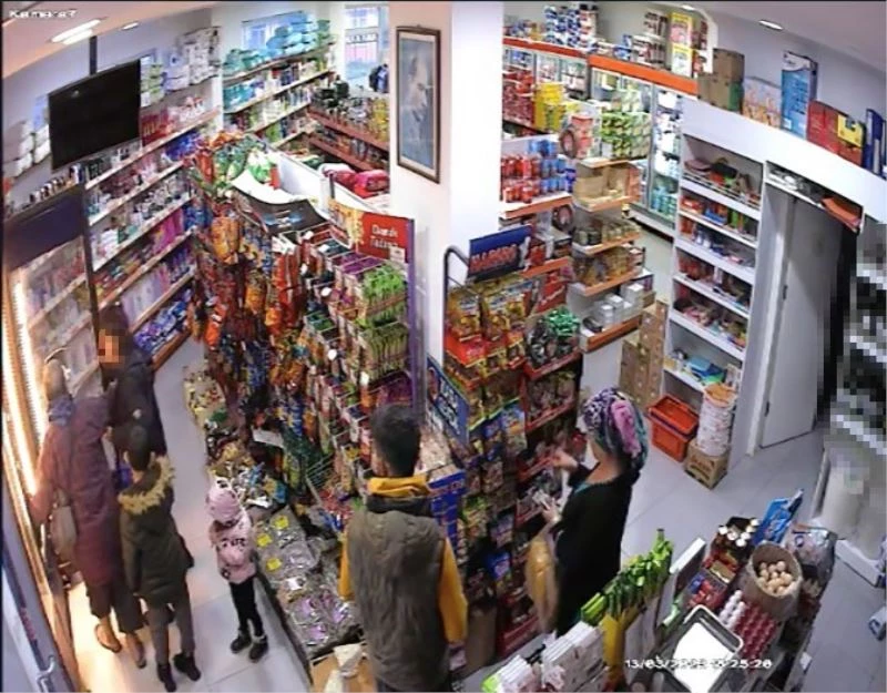 Marketten içki şişesi çalan kadın, müşterinin dikkati ile yakayı ele verdi
