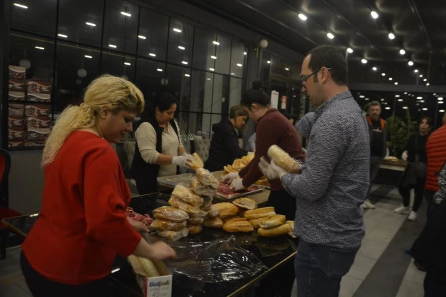 Depremzede gönüllülerden, örnek davranış