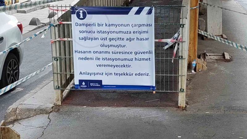 Sultangazi’de damperi açılan hafriyat kamyonu üst geçide böyle çarptı
