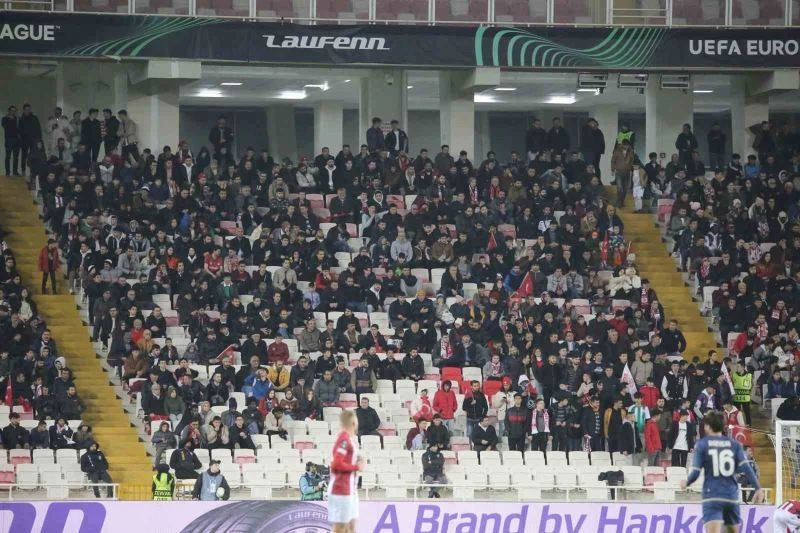 Depremzedeler Sivasspor-Fiorentina maçını ücretsiz izledi
