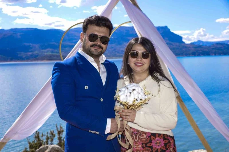 Deprem nedeniyle yapamadığı evlenme teklifini memleketinde yaptı
