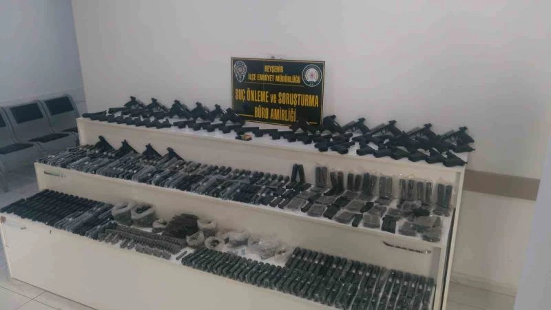 Silah kaçakçısının iş yerinden cephanelik çıktı
