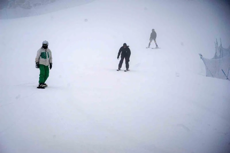 Deprem bölgesinde görev yapan doktorlar kayak yaparak stres attı
