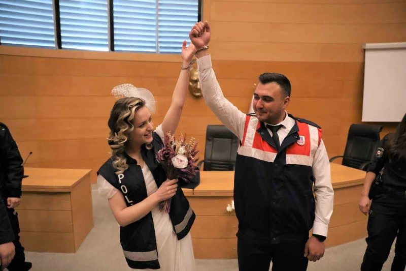 Polis ve Jandarma personeli üniformaları ile dünya evine girdi
