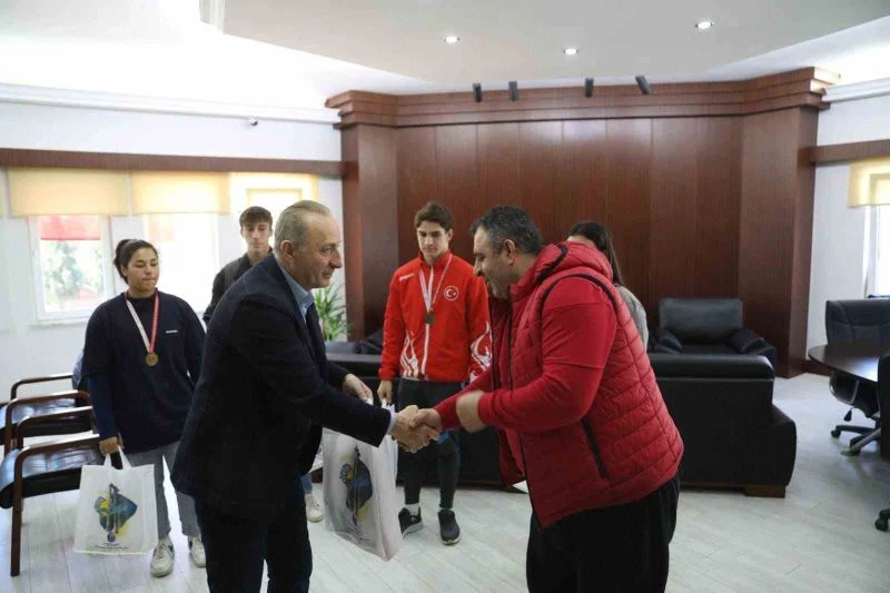 Madalyalı boksörler başarılarını Başkan Atabay ile paylaştı
