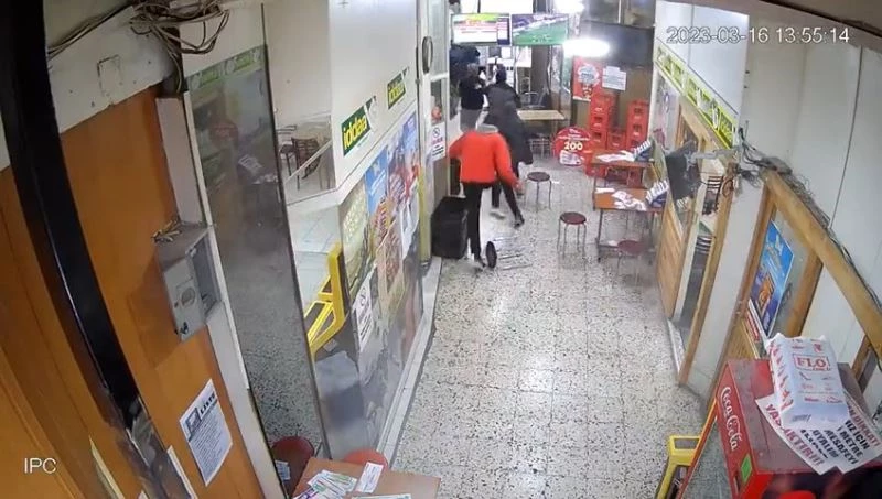 Deprem paniği kamerada: Pasajdan böyle çıktılar
