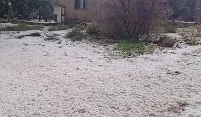 Silifke’yi dolu beyaza bürüdü
