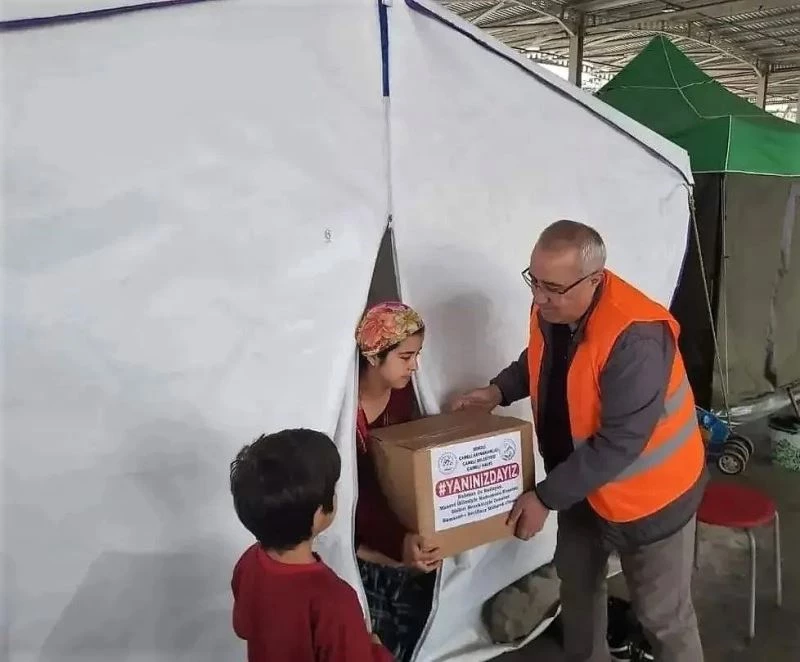 Başkan Arslan, Ramazan kolilerini depremzedelere eliyle teslim etti
