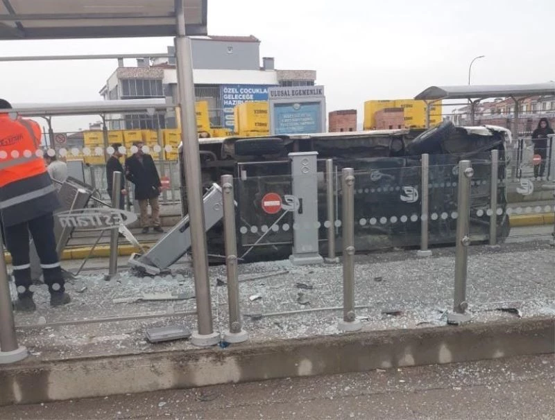 Tramvay durağına çarpan minibüs şehir içi ulaşımında aksamaya neden oldu
