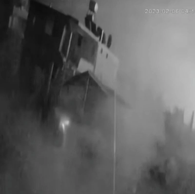 Depremde çiftliğin ambar kısmındaki traktörlerin, evin yıkılmasını önlediği görüntüler ortaya çıktı
