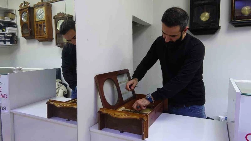 Mardin’in ’sarkaçlı saat’ tamircisi 50 yıl önce babasının açtığı dükkanda 21 yıldır çalışıyor
