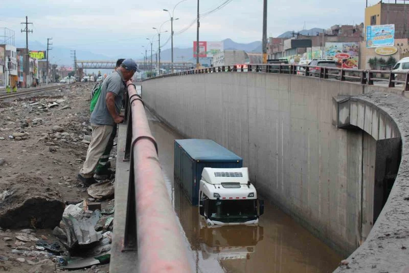 Peru’da taşan nehir evi yerle bir etti
