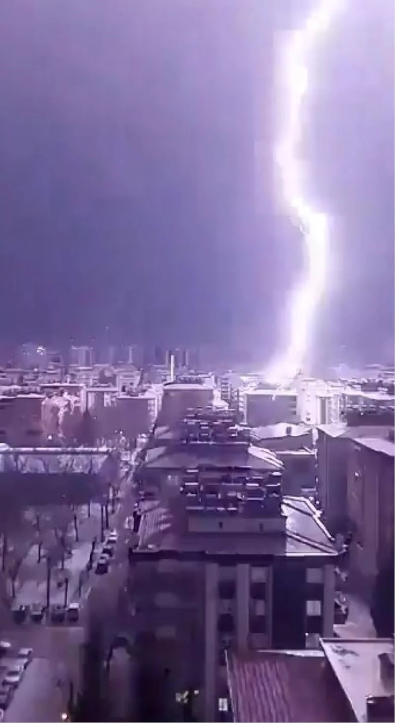 Gaziantep’te şimşekler geceyi aydınlattı
