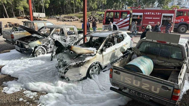 Orman İşletme şefliği otoparkında 3 araç yanarak kullanılamaz hale geldi
