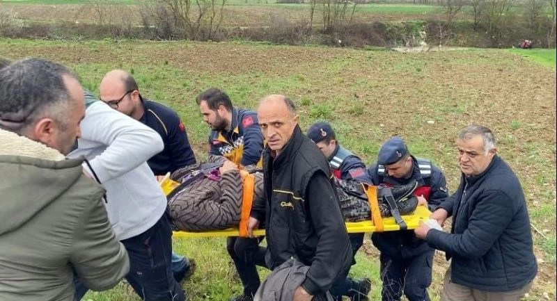 Sakarya’da korkutan kaza: Kanala uçan araç suya gömüldü
