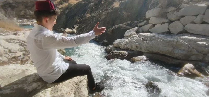 Belgesel izleyenleri ağlattı
