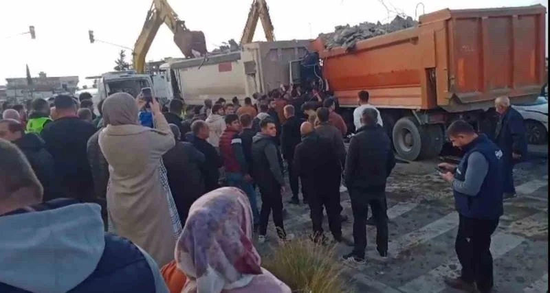 Deprem hafriyatı taşıyan kamyon kazaya neden oldu: 6 yaralı