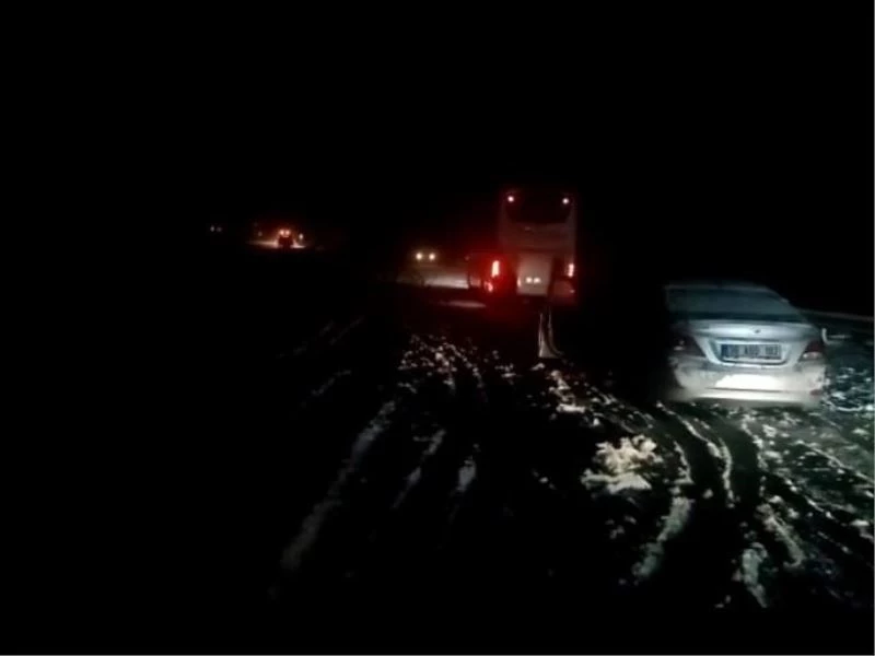 Şiddetli kar yağışı ve tipi nedeniyle mahsur kaldılar
