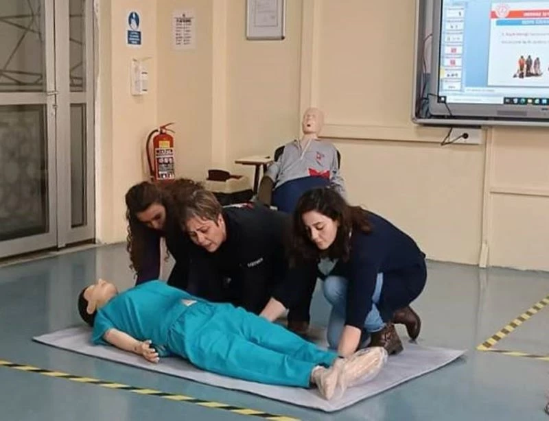 Bu merkezde öğretmenler ilk yardım eğitimi alıyor
