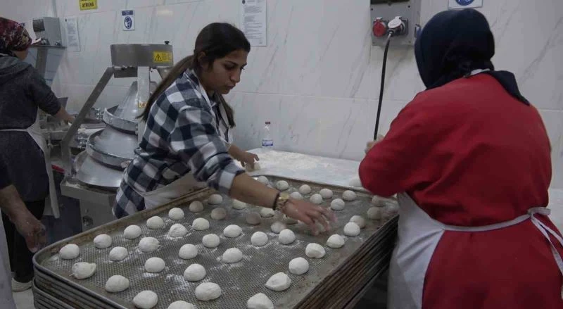 Lise fırınında depremzedeler için günlük 35 bin ekmek üretiliyor