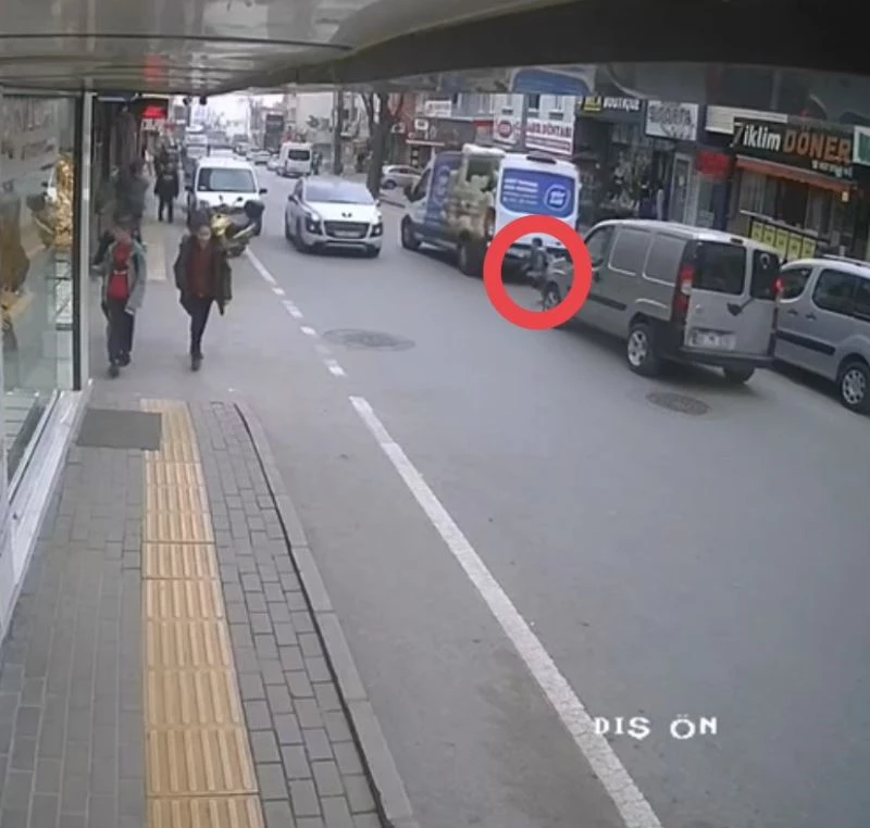 Yolun karşısına geçmek isteyen çocuğa otomobil çarptı
