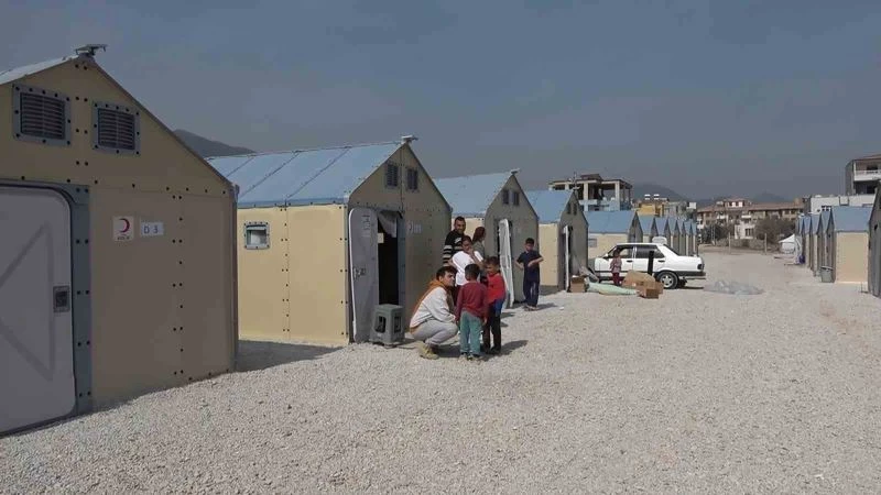 Depremzedeler için gönderilen İsveç yapımı çadırlar evleri aratmıyor
