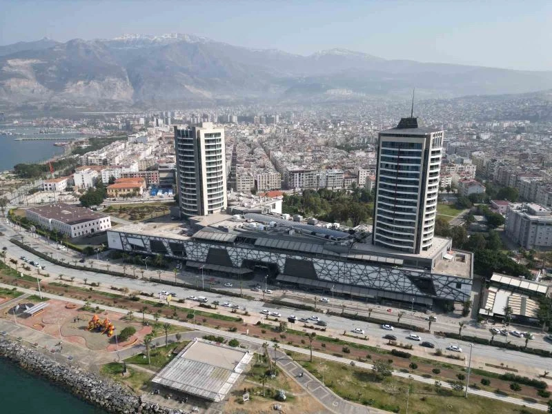 87 metrelik iki kuleye sahip yapı, izolatör olmamasına rağmen yerinden oynamadı