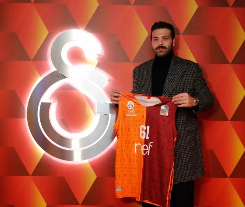 Göksenin Köksal, depremzedeler için formasını bağışladı
