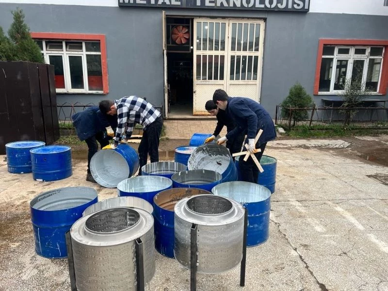 Ünye’de teknik lisenin atölyeleri depremzedeler için çalışıyor
