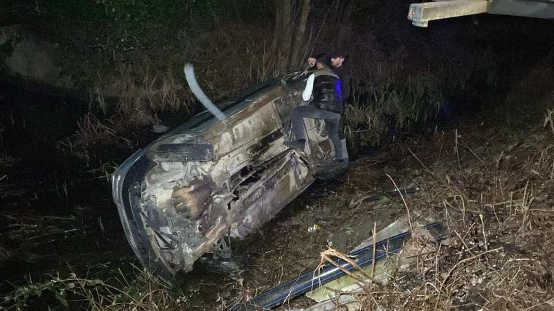 Kocaeli’de hafif ticari araç dere yatağına uçtu
