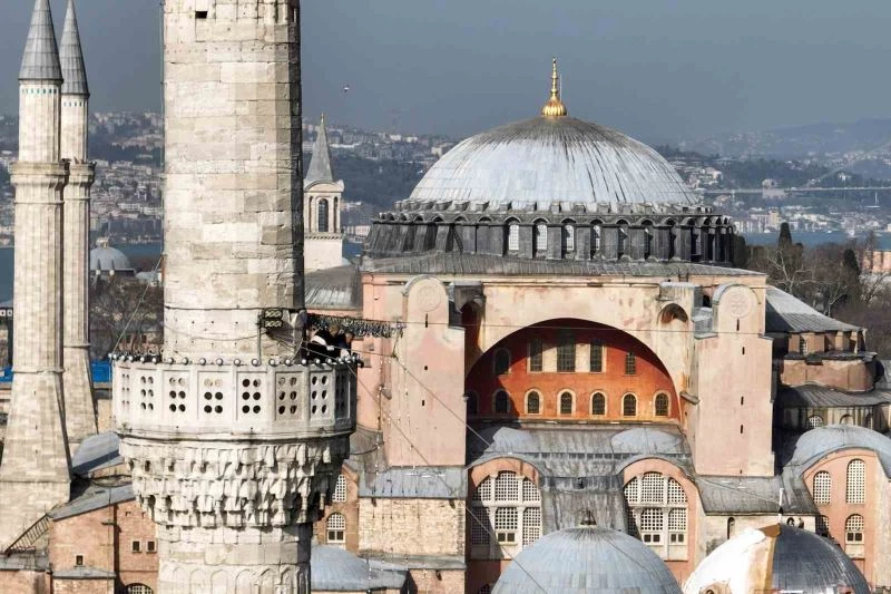 Sultanahmet Camii’nin mahyası asıldı: 