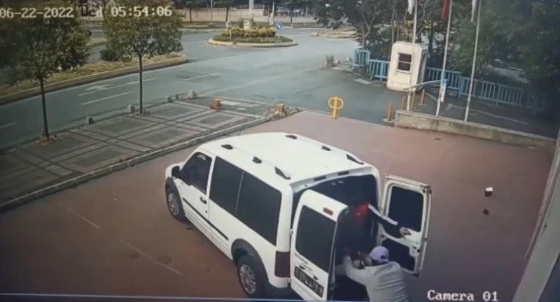 Soyguna gelen hırsızlar baltayı taş vurdu: Binadan taş yağmuruna tutuldular
